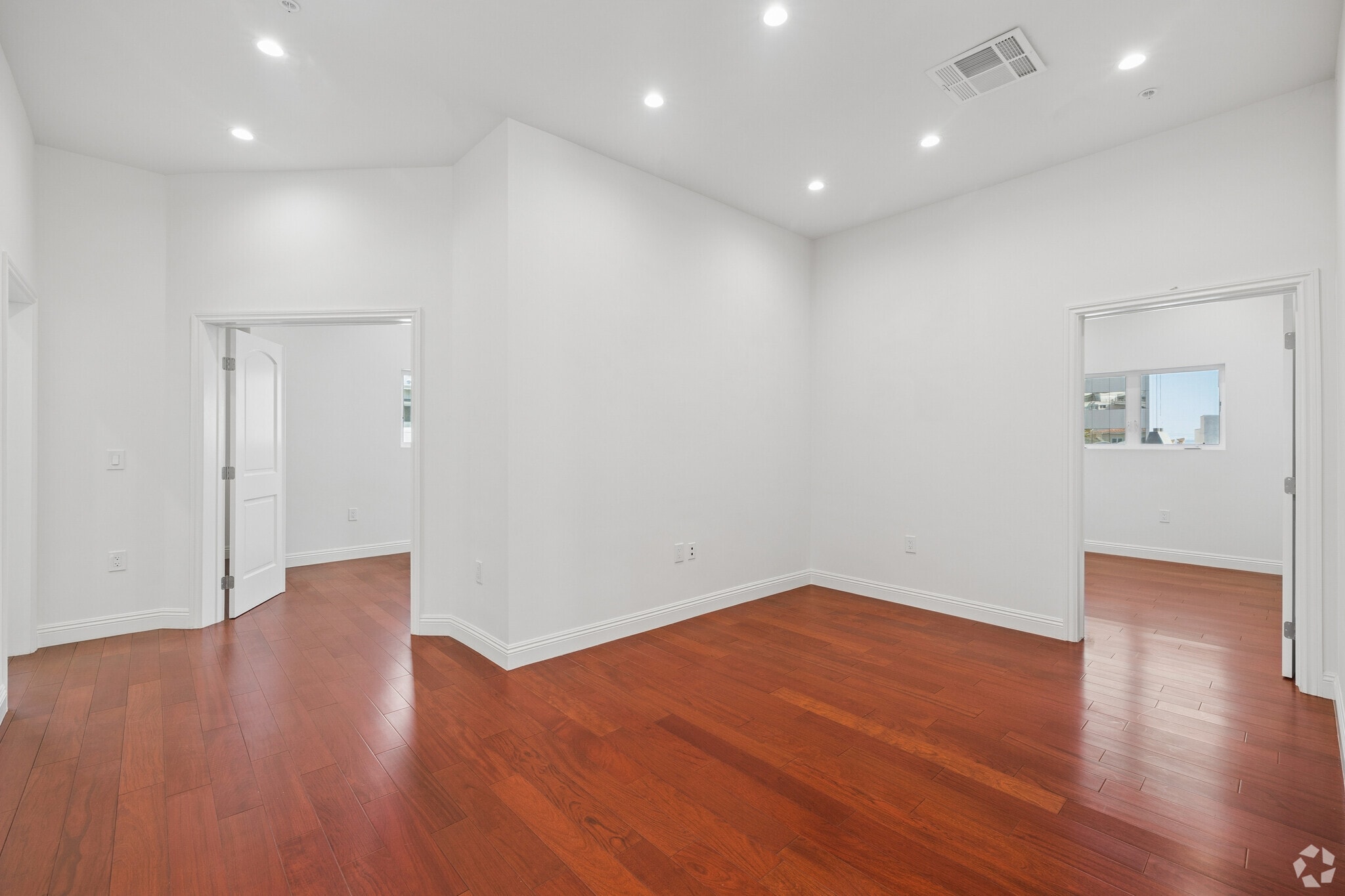 1112 N Sherbourne Dr, West Hollywood, CA for lease Interior Photo- Image 1 of 24