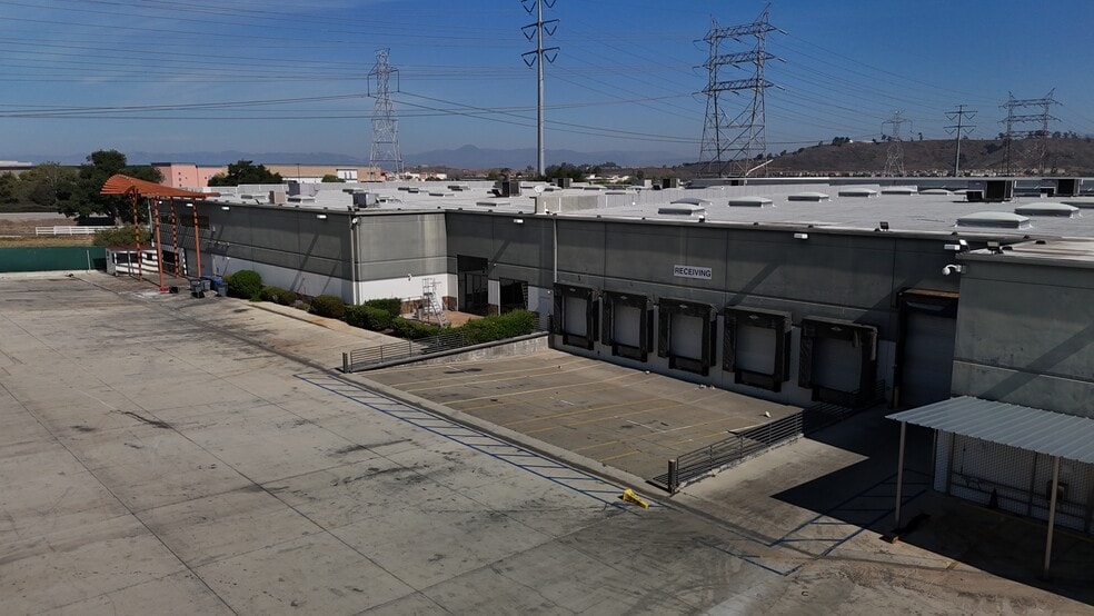 26455 Ruether Ave, Santa Clarita, CA à louer - Photo du bâtiment - Image 3 de 19