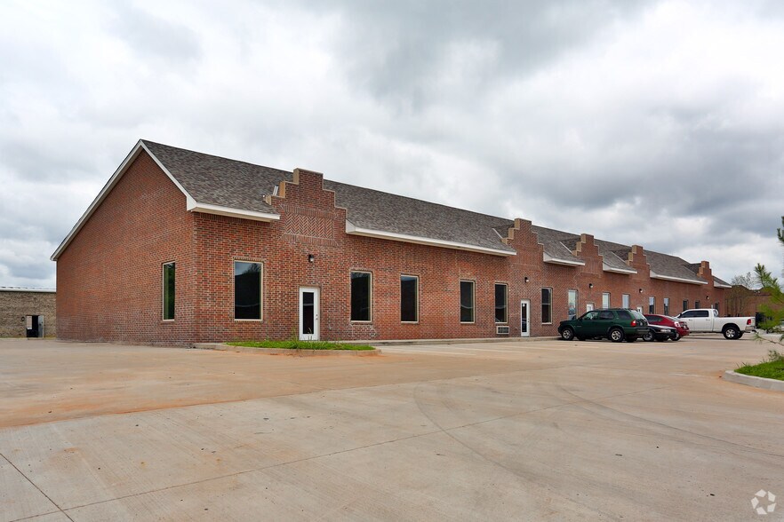 1361 N Fretz Dr, Edmond, OK à louer - Photo du bâtiment - Image 2 de 3