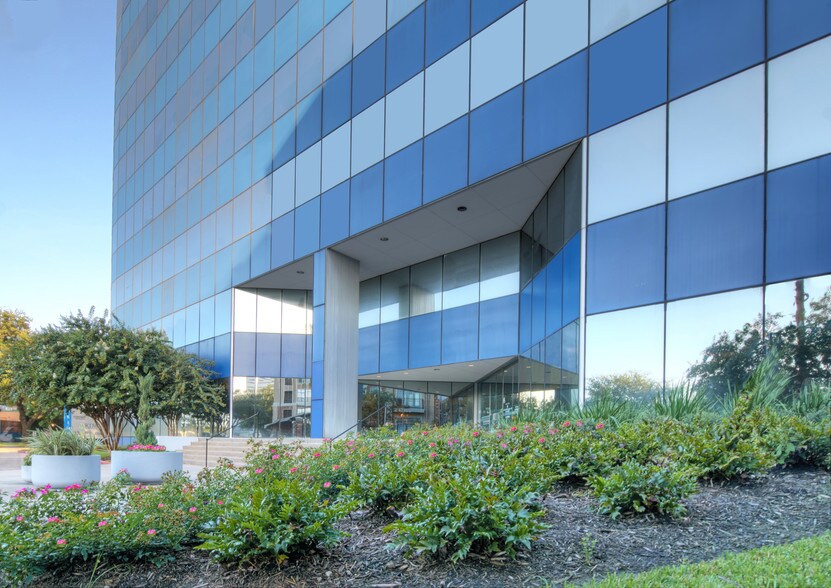 5858 Westheimer Rd, Houston, TX à louer - Photo du bâtiment - Image 3 de 26