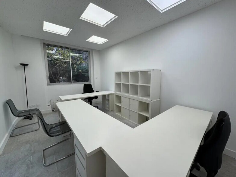 Retail in Neuilly-sur-Seine for lease - Interior Photo - Image 2 of 14