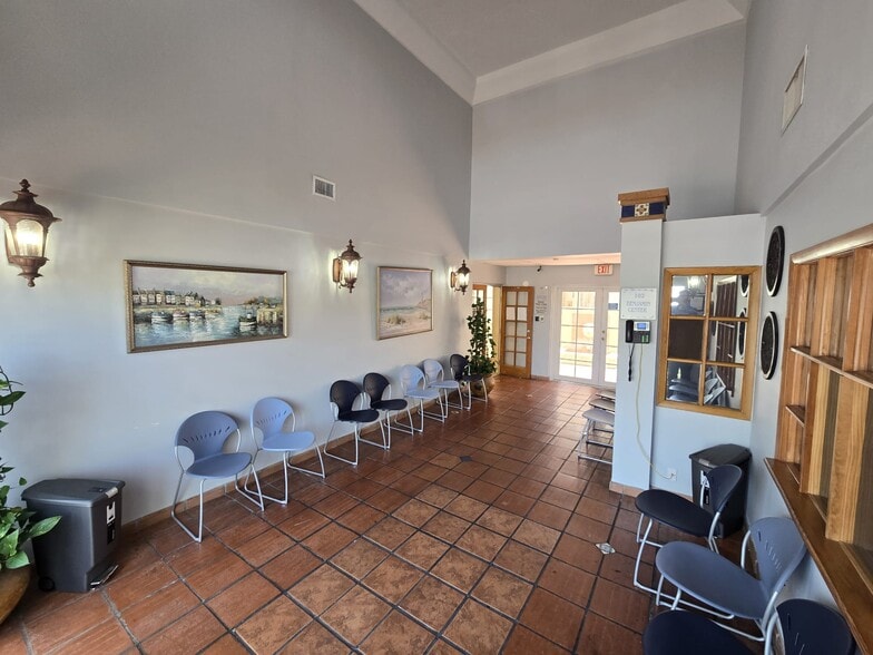 7777 N University Dr, Tamarac, FL à vendre - Photo du bâtiment - Image 2 de 77