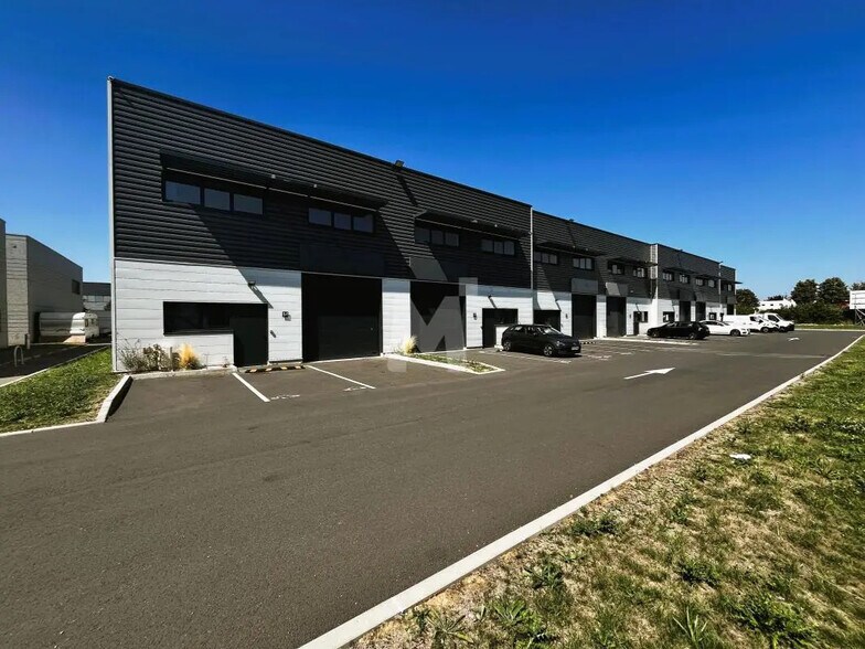 Flex dans Lieusaint à louer - Photo du bâtiment - Image 1 de 11