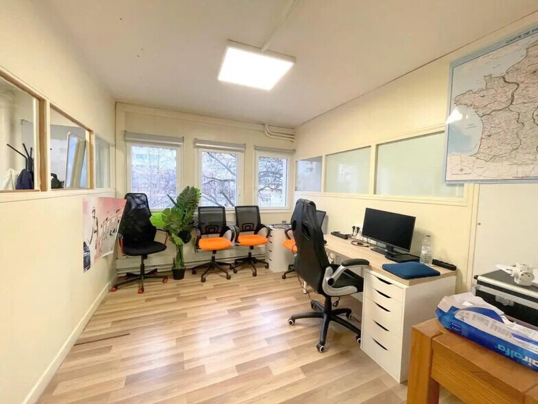 Bureau dans Issy-les-Moulineaux à louer - Photo du bâtiment - Image 2 de 11