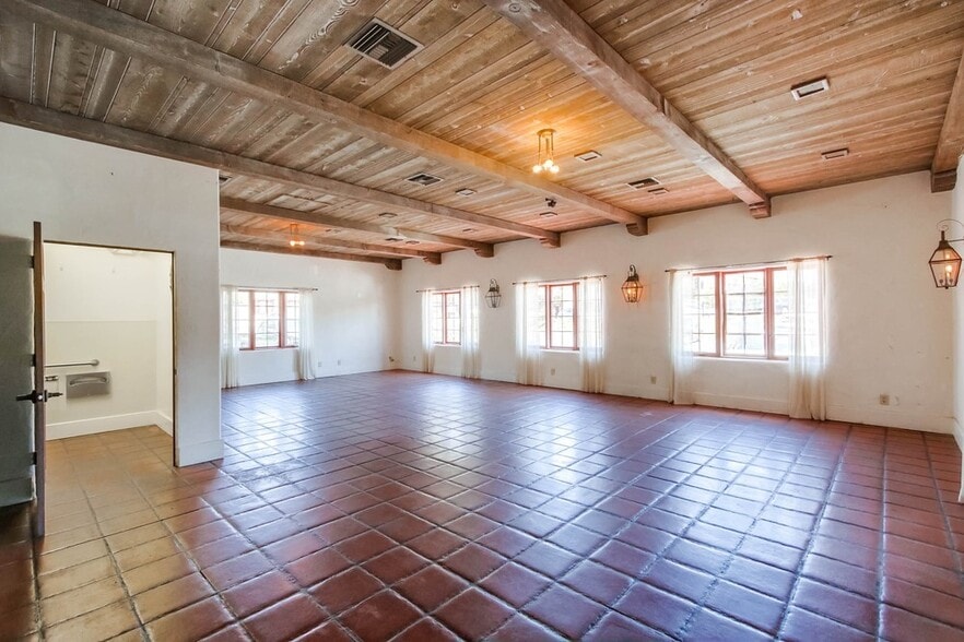 110 Civic Center Dr, Vista, CA for sale - Interior Photo - Image 2 of 9