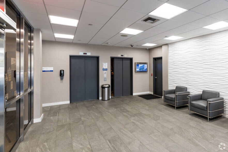 12626 Riverside Dr, Valley Village, CA for lease - Lobby - Image 3 of 6