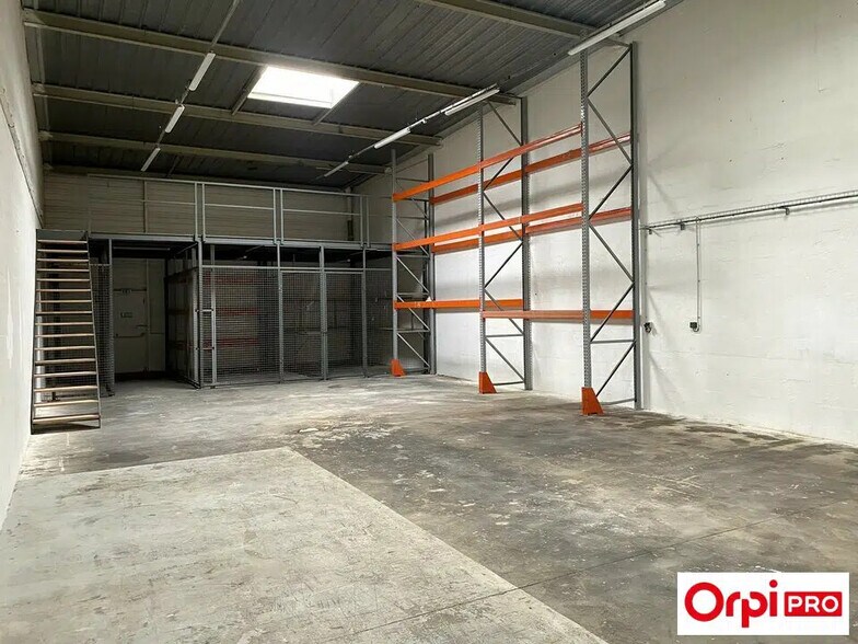 Flex in Chilly-Mazarin for lease - Interior Photo - Image 2 of 8