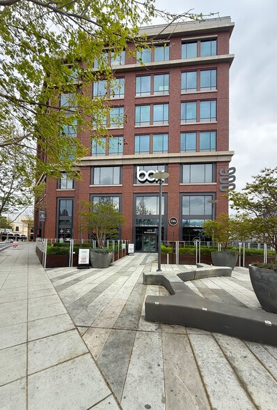 900 Middlefield Ave, Redwood City, CA for lease - Building Photo - Image 1 of 8