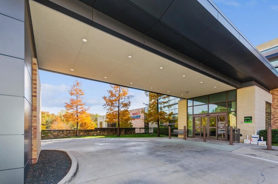 8196 Walnut Hill Ln, Dallas, TX à louer - Photo du bâtiment - Image 3 de 12