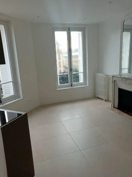 1 Rue De Maubeuge, Paris for lease - Interior Photo - Image 3 of 6