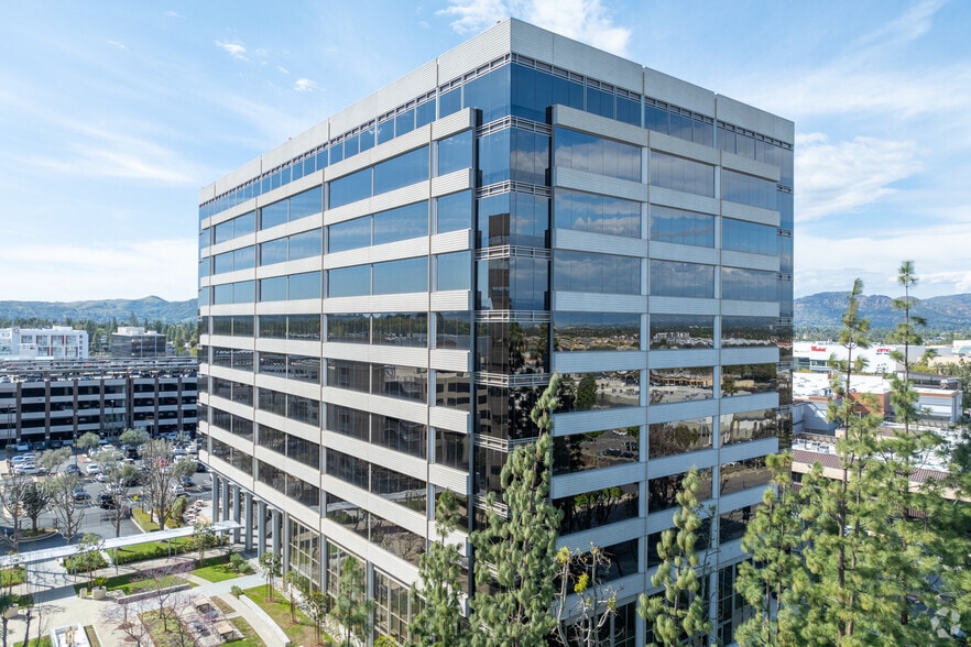 6303 Owensmouth Ave, Woodland Hills, CA for lease - Building Photo - Image 2 of 8