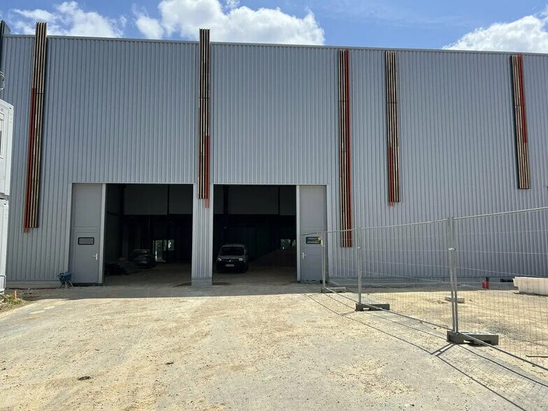 2 Avenue Du Noyer À La Malice, Louvres à louer - Photo du bâtiment - Image 1 de 3