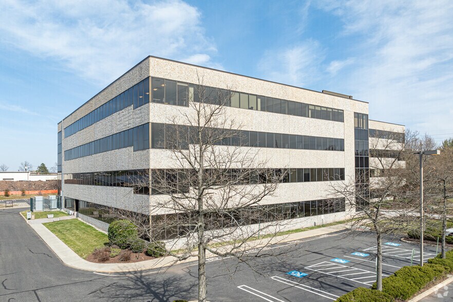 100 Franklin Sq Dr, Somerset, NJ à louer - Photo du bâtiment - Image 2 de 39