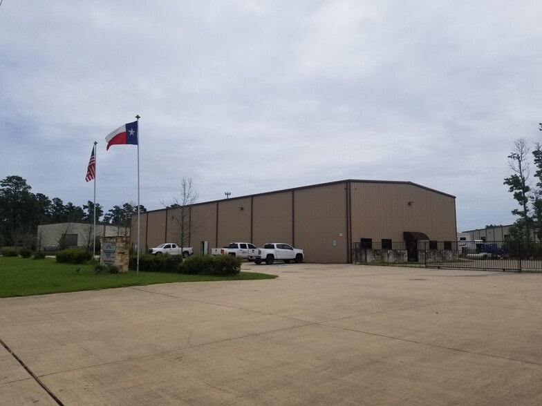 2112 Airport Rd, Conroe, TX for lease - Building Photo - Image 1 of 29