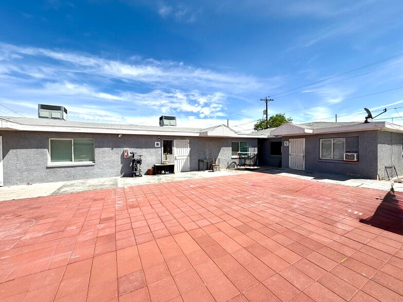 2536 Carroll St, North Las Vegas, NV à vendre - Photo du bâtiment - Image 3 de 25