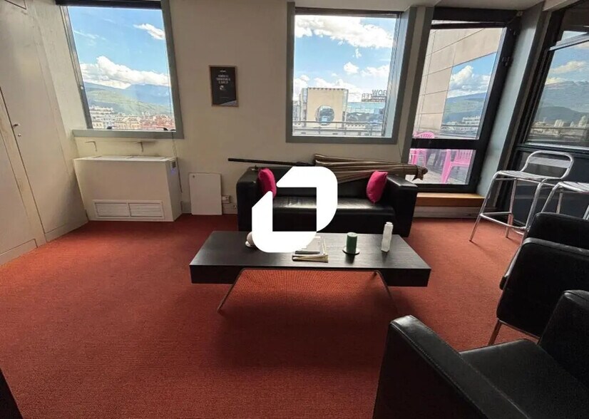 Bureau dans Grenoble à louer - Photo du bâtiment - Image 3 de 7