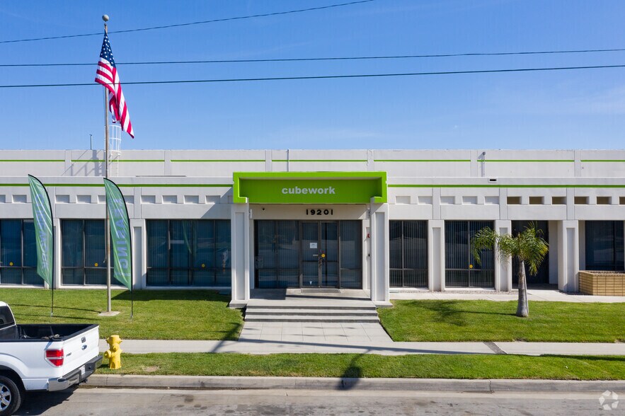 19201 S Reyes Ave, East Rancho Dominguez, CA à louer - Photo du bâtiment - Image 2 de 11