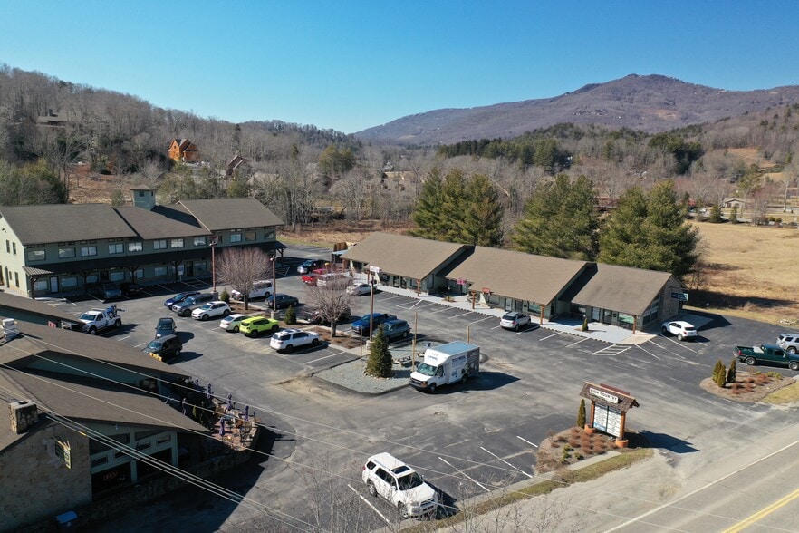 102 High Country Sq, Banner Elk, NC for lease - Primary Photo - Image 1 of 13