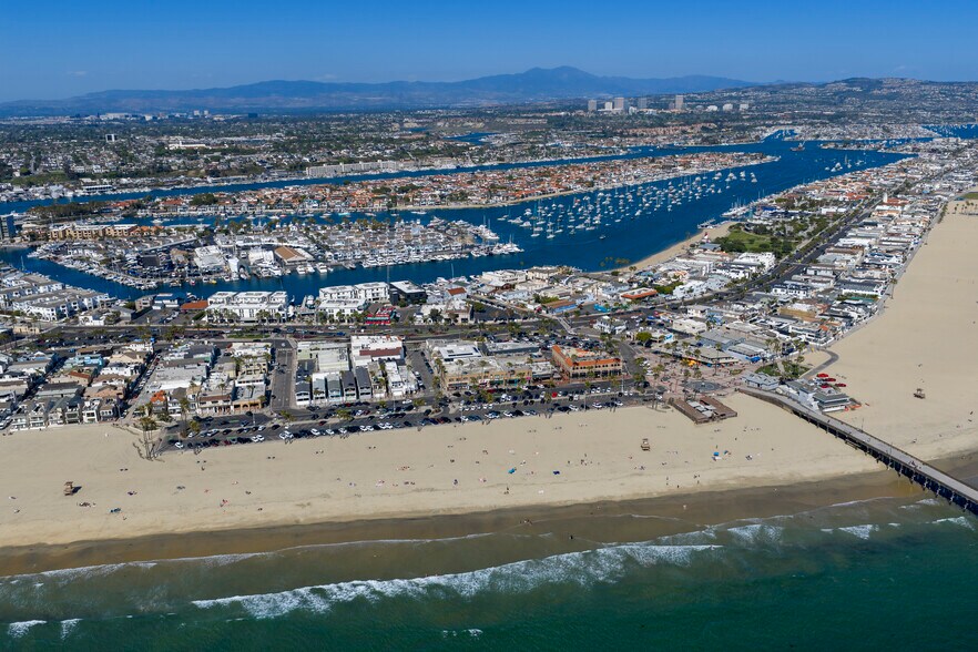 2212 W Oceanfront, Newport Beach, CA à vendre - Photo du bâtiment - Image 2 de 20