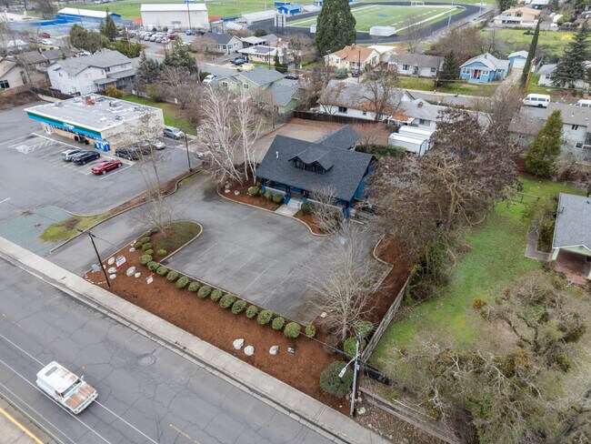 Plus de détails pour 858 NE A St, Grants Pass, OR - Bureau à vendre