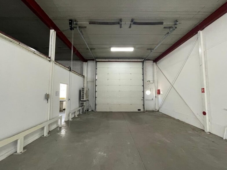 Industrial in Buc for lease - Interior Photo - Image 2 of 8