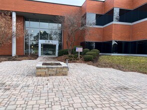 220 Salina Meadows Pky, Syracuse, NY à louer Photo du bâtiment- Image 1 de 3