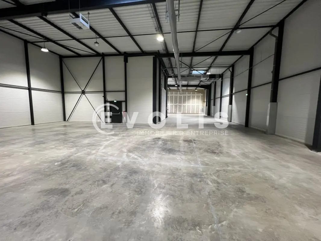 Office in Janneyrias for lease Interior Photo- Image 1 of 2