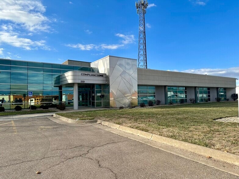 2121 SW Chelsea Dr, Topeka, KS à vendre - Photo du bâtiment - Image 1 de 17