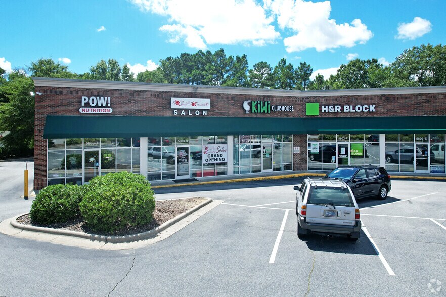 5803 Hunt Club Rd, Greensboro, NC à louer - Photo du bâtiment - Image 2 de 10