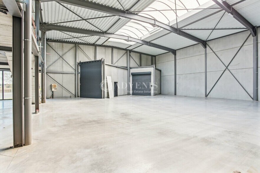 Flex in Le Mesnil Amelot for lease - Interior Photo - Image 3 of 11