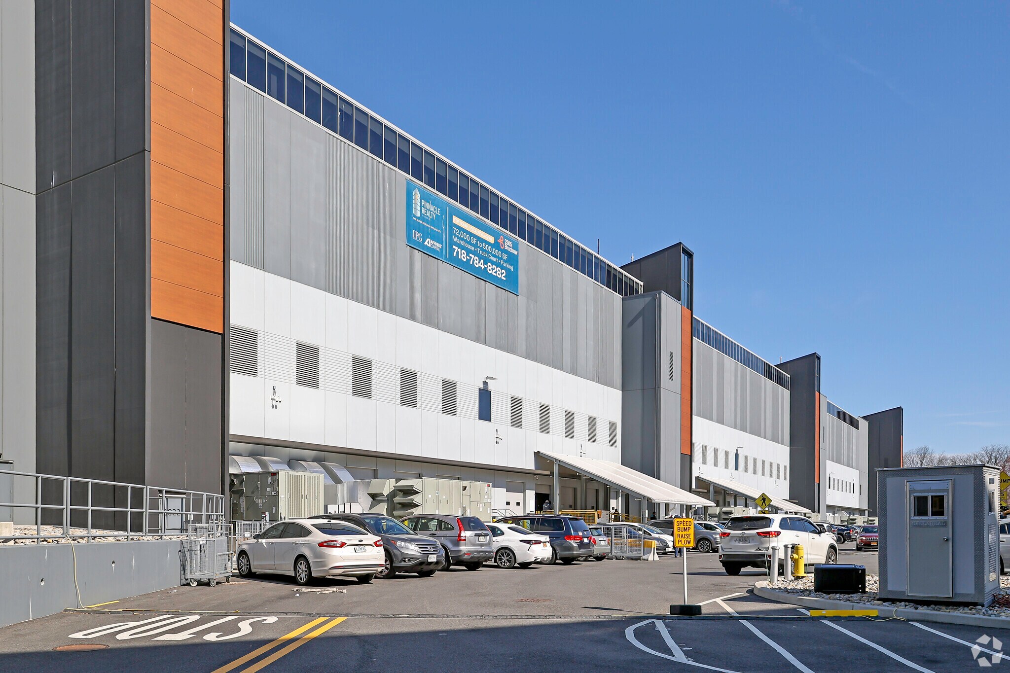 2505 Bruckner Blvd, Bronx, NY à louer Photo du bâtiment- Image 1 de 29