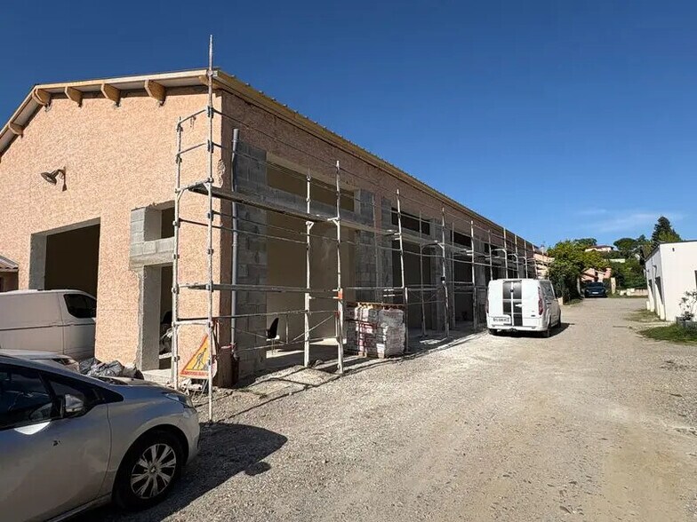 Flex in Saint-Priest for lease - Building Photo - Image 1 of 5