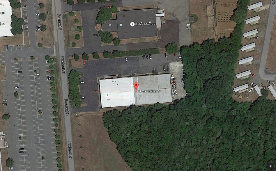 11709 Fruehauf Dr, Charlotte, NC à louer - Photo du bâtiment - Image 3 de 7