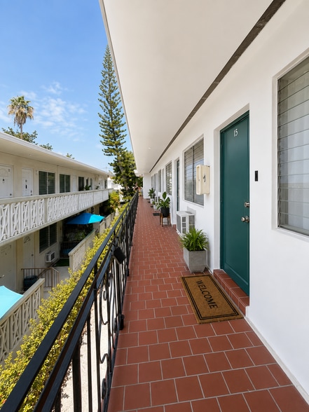 934 Meridian Ave, Miami Beach, FL à vendre - Photo du bâtiment - Image 2 de 7