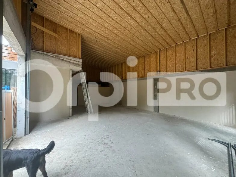 Flex in Gleizé for lease - Interior Photo - Image 2 of 5