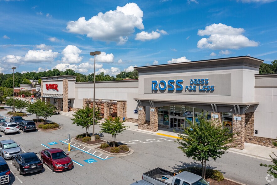 5851-300 Spout Springs Rd, Flowery Branch, GA à louer - Photo du bâtiment - Image 3 de 7
