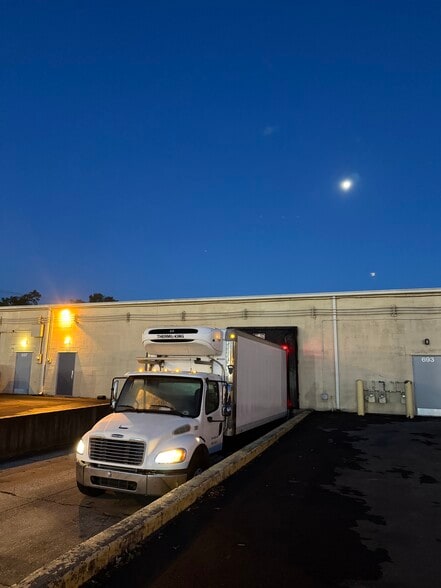 671-697 N James Rd, Columbus, OH à louer - Photo du bâtiment - Image 3 de 3