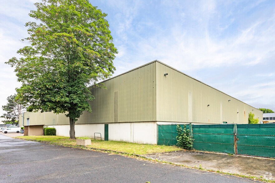 Chaussee Jules César, Beauchamp for lease - Building Photo - Image 2 of 3