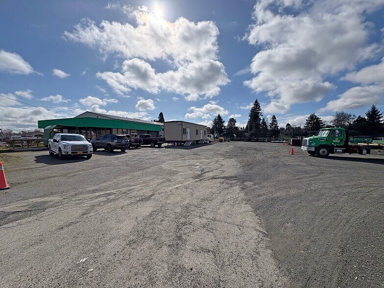 3740 NE Columbia Blvd, Portland, OR à louer - Photo du bâtiment - Image 2 de 8