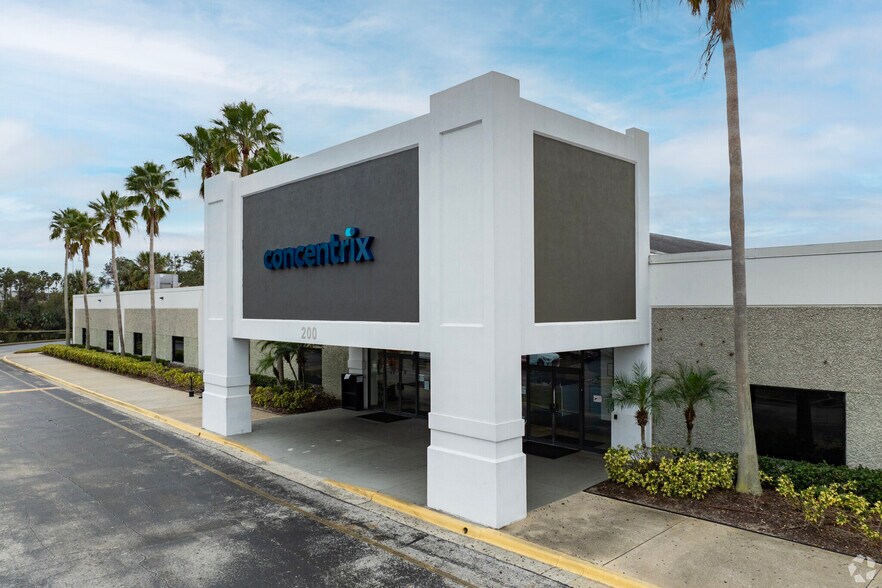 6302 E Dr Martin Luther King Jr Blvd, Tampa, FL à louer - Photo du bâtiment - Image 2 de 12