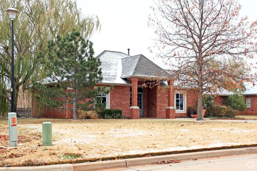 12000 N Virginia Ave, Oklahoma City, OK à louer - Photo du bâtiment - Image 2 de 7