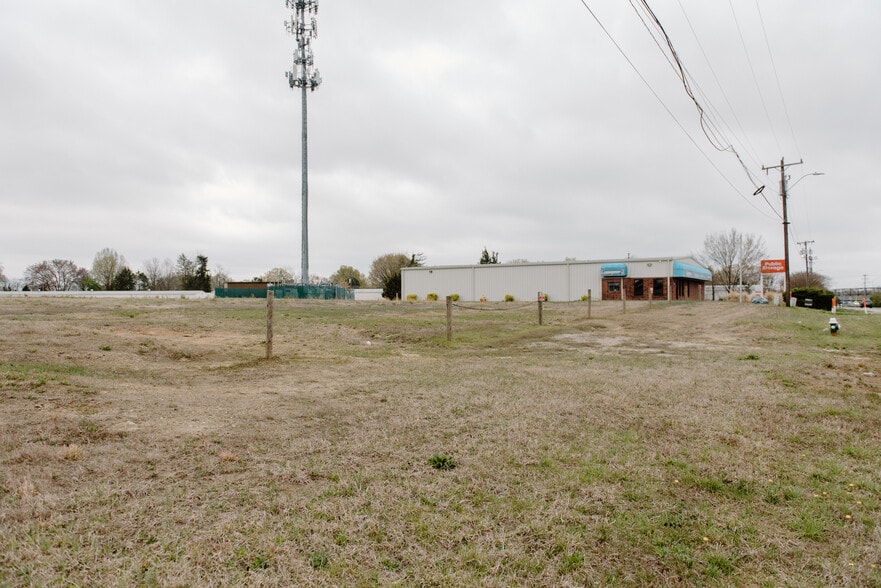 3208 N Ohenry Blvd, Greensboro, NC for sale - Building Photo - Image 3 of 20