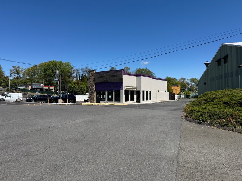303 Boston Post Rd, Port Chester, NY à louer - Photo du bâtiment - Image 3 de 5