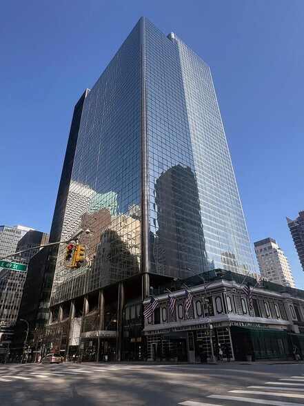 805 Third Ave, New York, NY à louer - Photo du bâtiment - Image 2 de 65