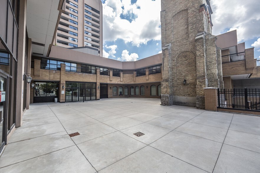 379 Dundas St, London, ON à louer - Photo du bâtiment - Image 2 de 17