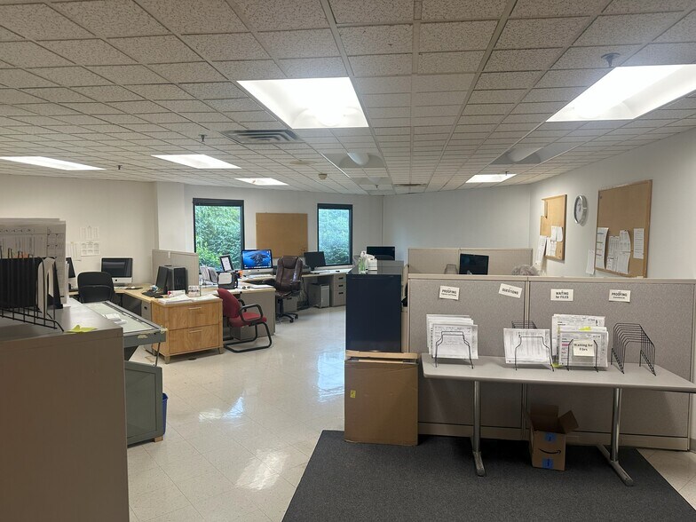 25 Amflex Dr, Cranston, RI à vendre - Photo du bâtiment - Image 3 de 9