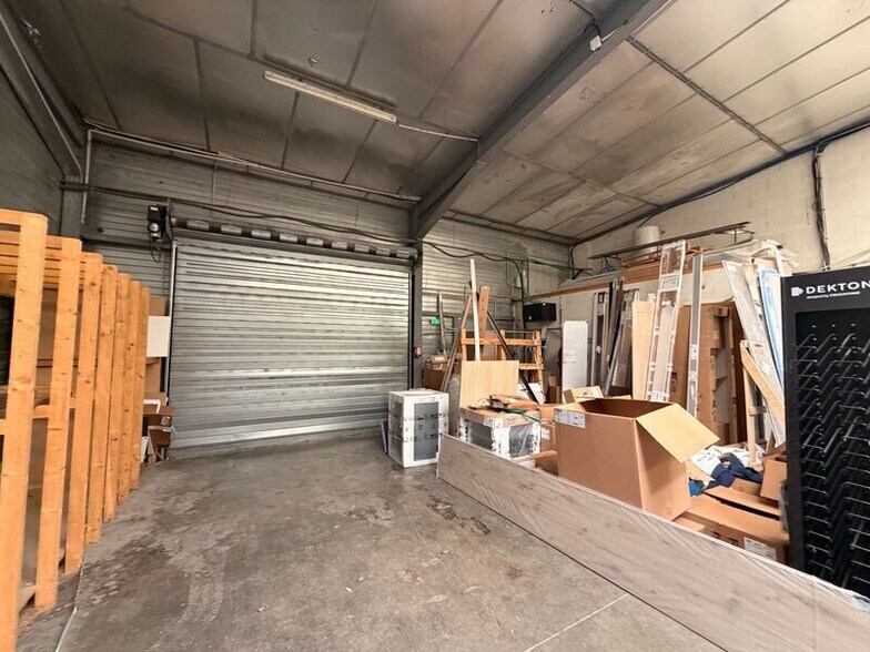 Flex in Beynost for lease - Interior Photo - Image 3 of 4