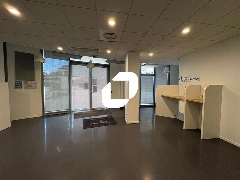 Office in Saint-Germain-en-Laye for lease - Interior Photo - Image 1 of 6