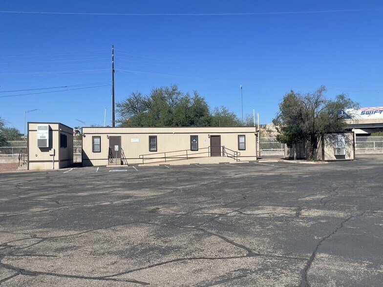 4933 S Outlet Center Dr, Tucson, AZ à vendre - Photo du bâtiment - Image 2 de 9