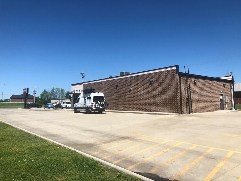 502 Ellington Dr, Lafayette, TN à vendre - Photo du bâtiment - Image 3 de 5